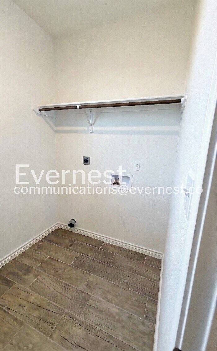 Building Photo - 2211 Hornbeam St