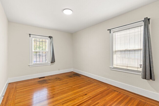 Building Photo - 3318 Maple Ave