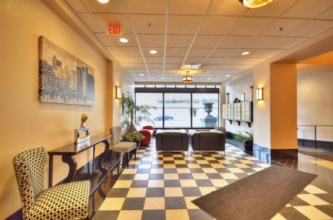 Building Photo - Beautiful Condo in the Heart of Downtown S...