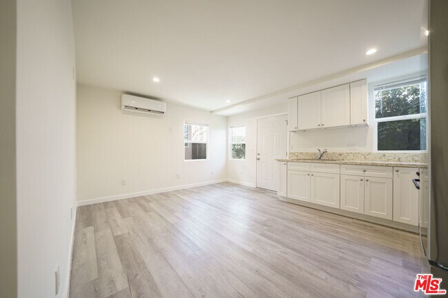 Building Photo - 231 E 85th St