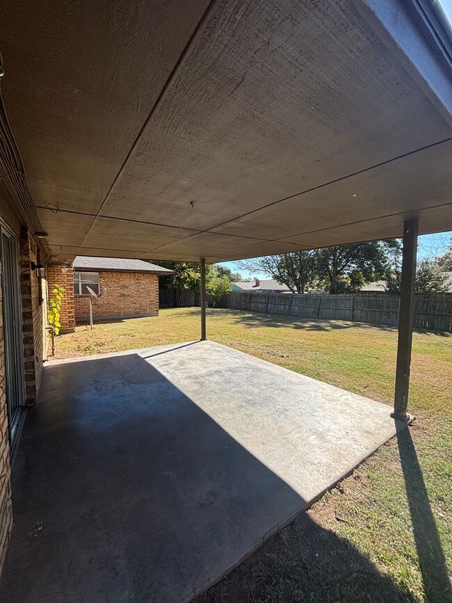 Building Photo - Spacious 3 bedroom, 2 bathroom home availa...