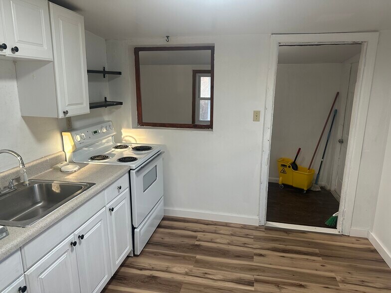 Building Photo - 404 Riverview Dr