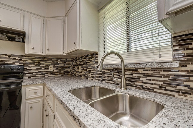 Building Photo - $1,450  3 Bedr/ 1 bath Beautiful Home in D...