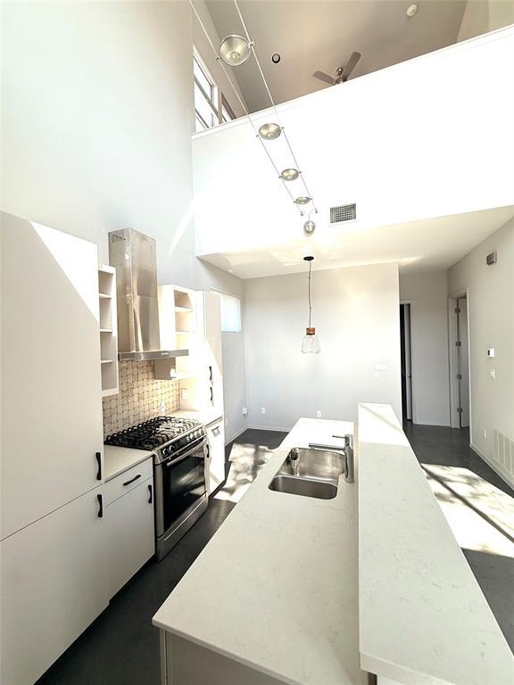 Building Photo - 5006 Woodrow Ave