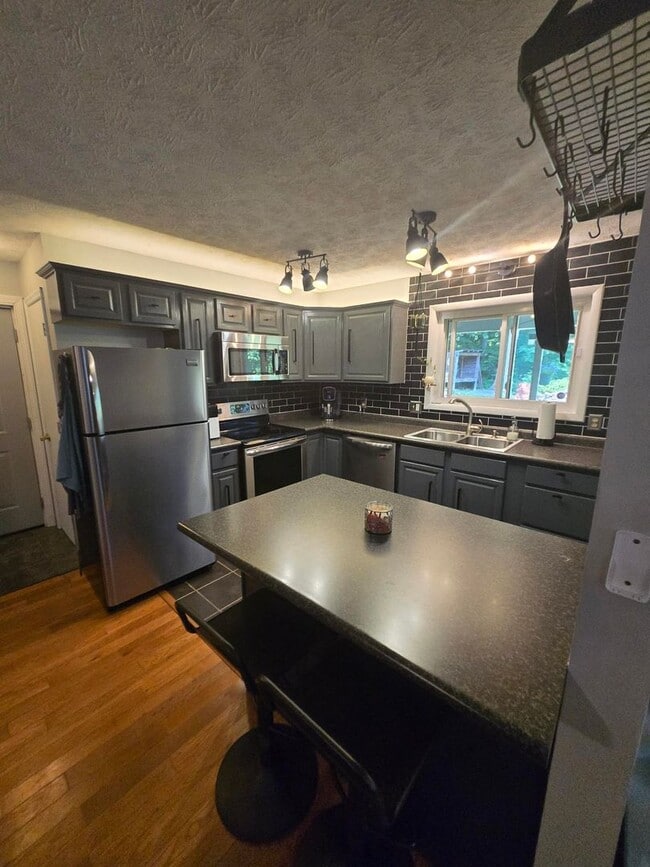 Building Photo - This charming 3-bedroom, 2-bathroom home o...