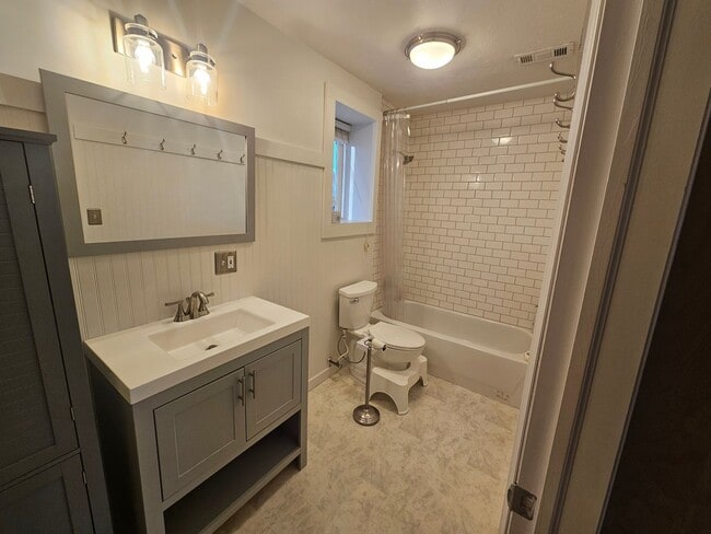 Building Photo - Spacious 4-Bed, 2-Bath Pet-Friendly Home with Central Air & 2-Car Garage! - Available NOW!