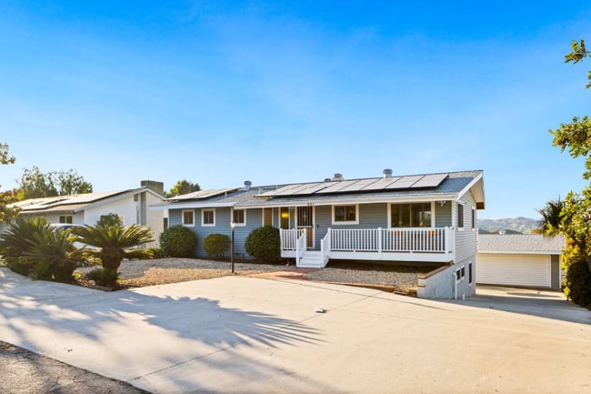 Building Photo - 321 W Kalmia St