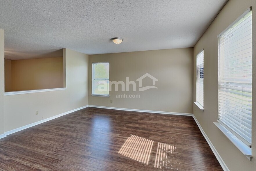 Building Photo - 14470 Forsythia Ln