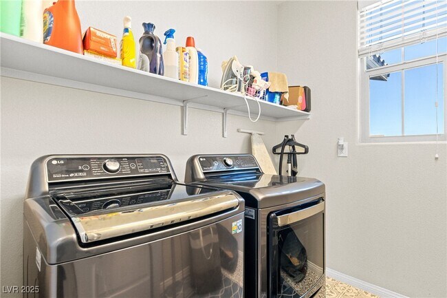 Building Photo - 10331 Western Pine Ave