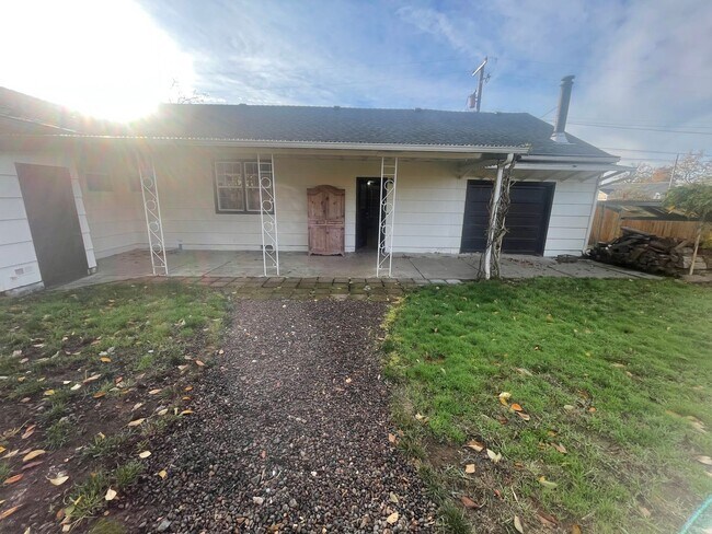 Building Photo - 515 E Elmore St
