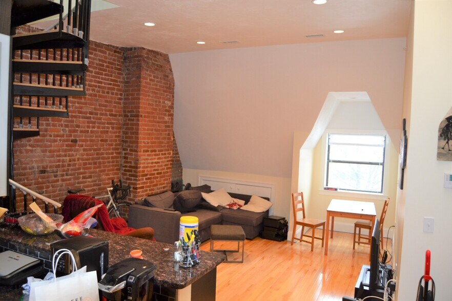 Building Photo - 1203 Beacon St