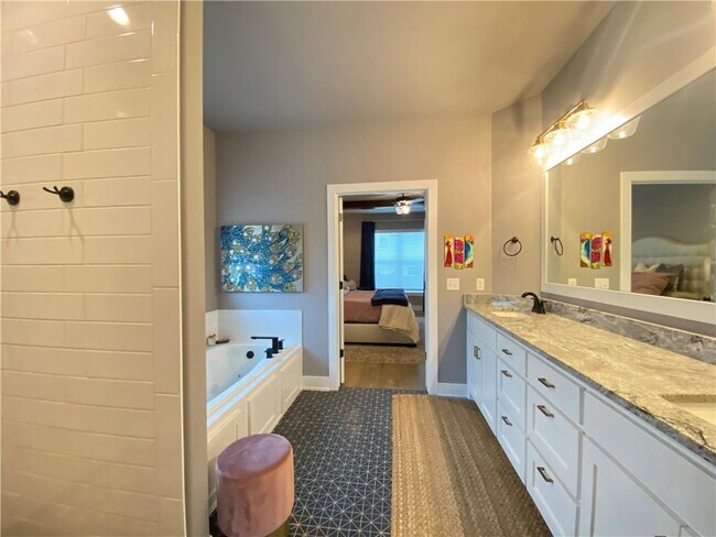 Building Photo - 300 Waterfall Ln