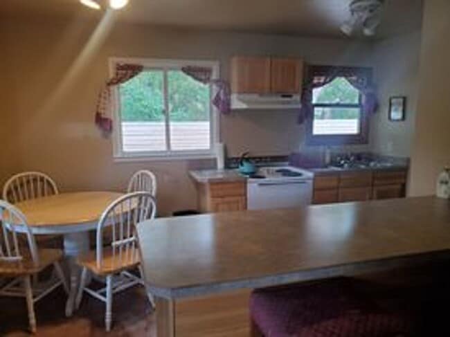 Building Photo - Marsenich- 2 bedroom house with fenced yard.