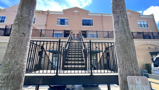 Building Photo - Beautiful 3/2 Townhouse Available !!