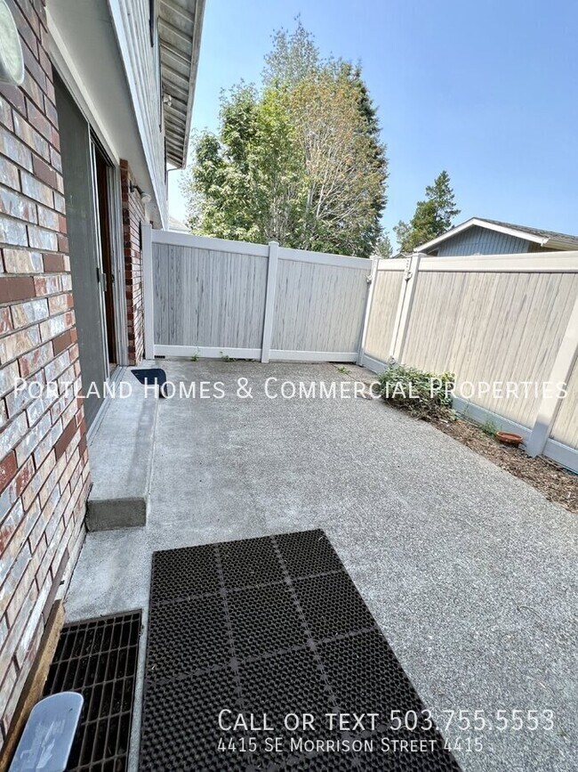 Building Photo - 2 bedroom townhome, close to transportation
