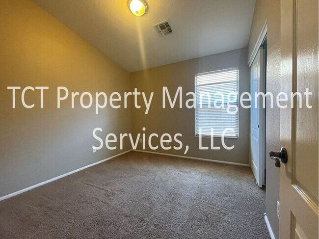 Building Photo - Spacious Home in Great Location!