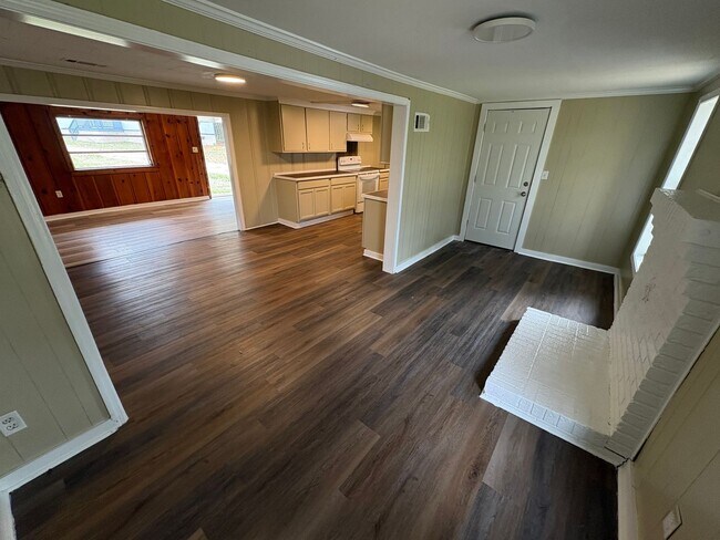 Building Photo - 3 Bedroom House Available for Rent