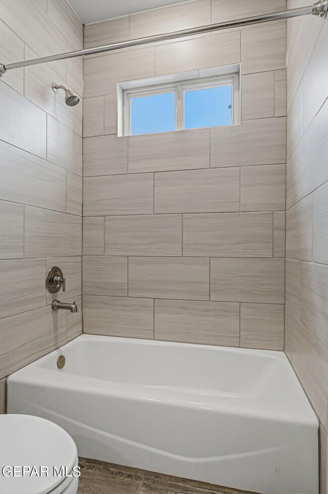 Building Photo - 253 Emerald Sun Dr