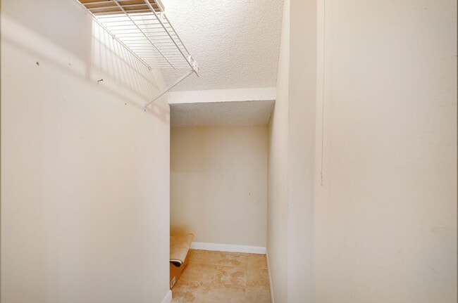 Building Photo - 12561 Shoreside Ln