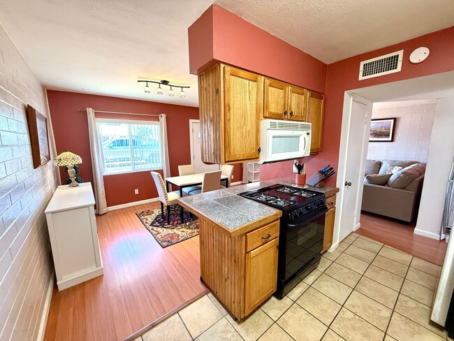 Building Photo - Furnished- Cute 2 Bedroom Home with Garage...