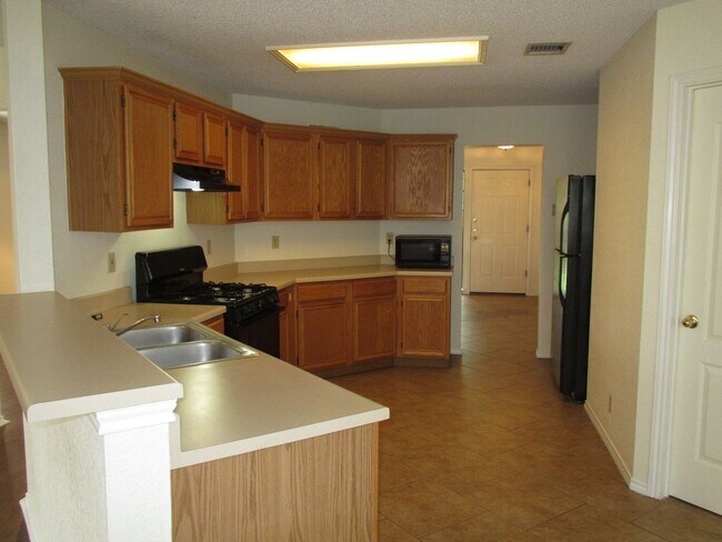 Building Photo - Beautiful Home With Spacious Kitchen and B...