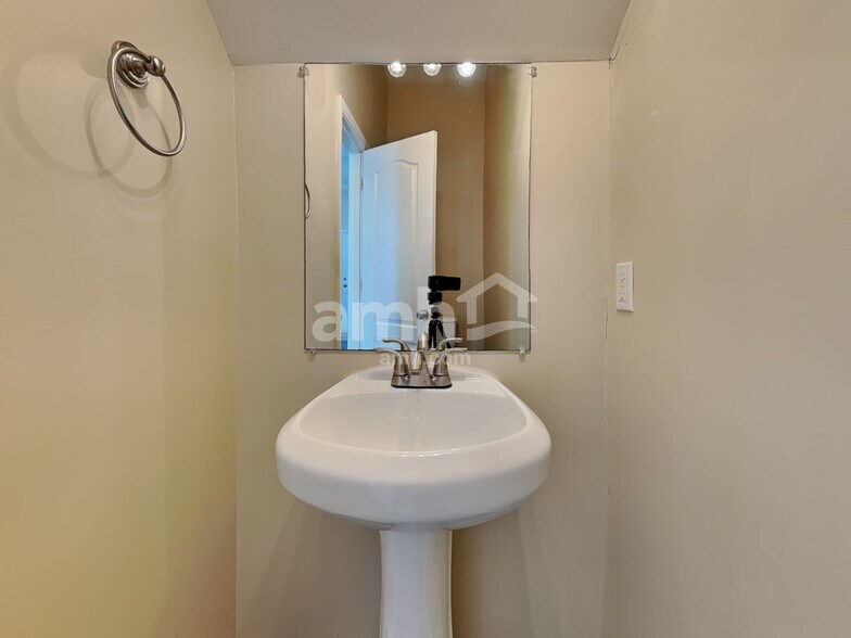 Building Photo - 515 Flat Rock Ter