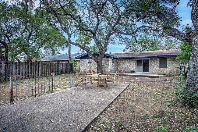 Building Photo - 2001 Oakglen Dr