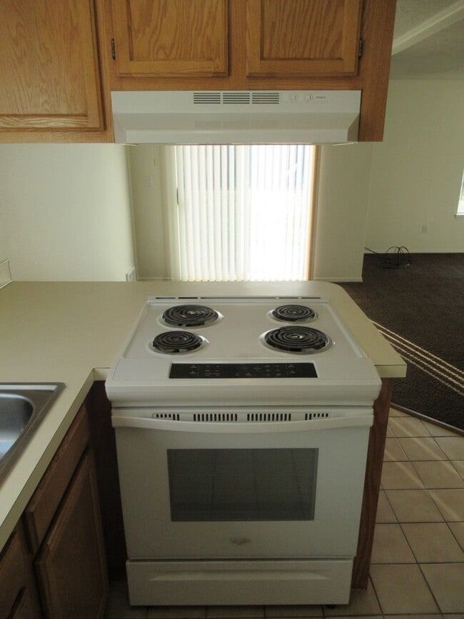 Building Photo - Two Bedroom Duplex in McMinnville