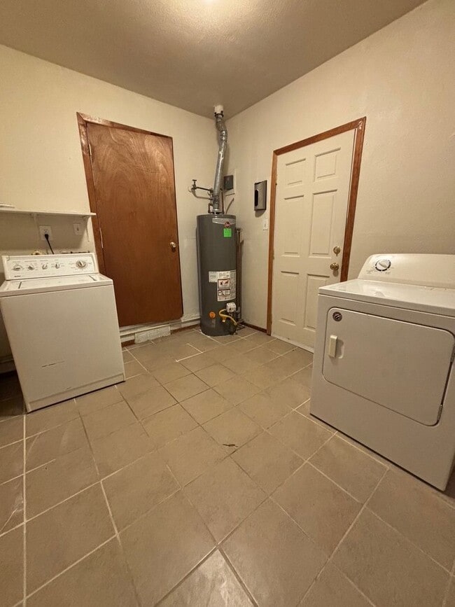 Building Photo - Ranch Style Home - 3 Bed 1 Bath  - MileStone Real Estate Services