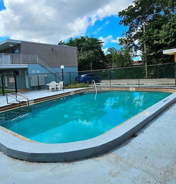 Building Photo - 1501 Crescent Cir
