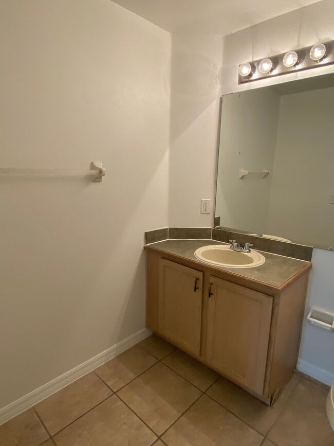 Building Photo - Great 4 Bedroom 3 Bathroom Pool Home in Indian Creek