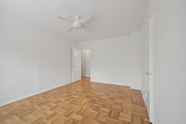 Building Photo - Walk to Georgetown! One Month Concession! Professionally Managed & Recently Renovated // 1 Bedroo...