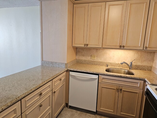 Building Photo - 1 Bed, 1 -Bath Condo for Rent! 1 Parking
