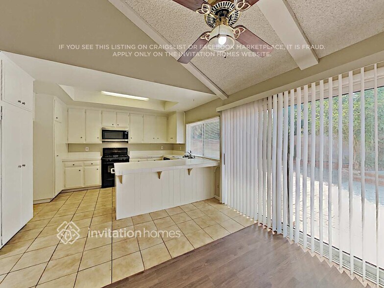 Building Photo - 2725 Greenleaf Ave
