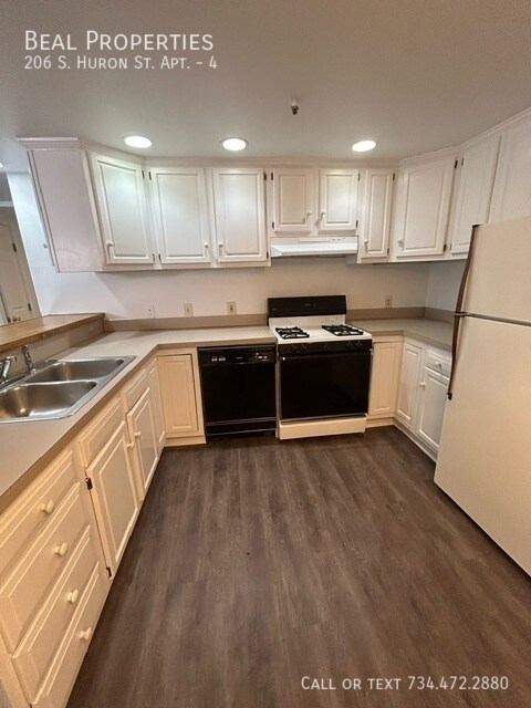 Building Photo - 206 S Huron St