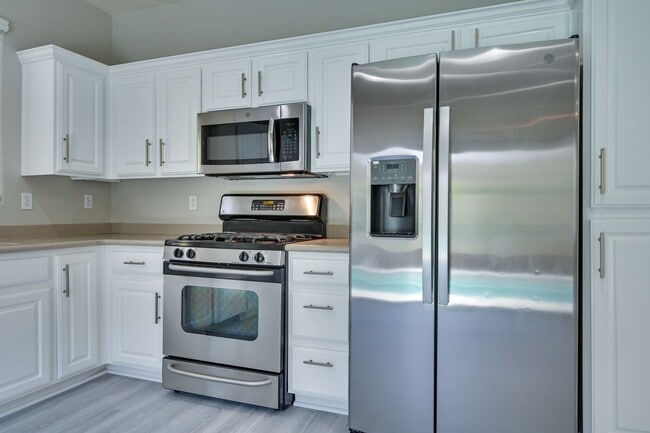 Building Photo - NW!!! 4 bedrooms!!! Pool and Spa!!! All ti...