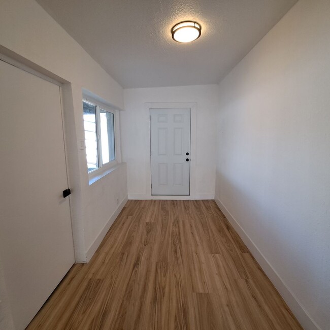 Building Photo - Stunning Newly Renovated Three Bedroom