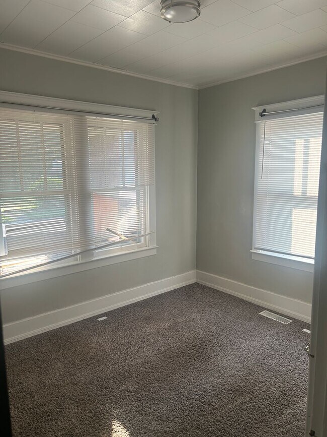 Building Photo - 2 Bedroom/ 1 Bath