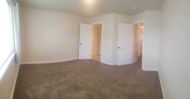 Building Photo - 3 bed, 1.5 bath End Unit in The Meadows To...