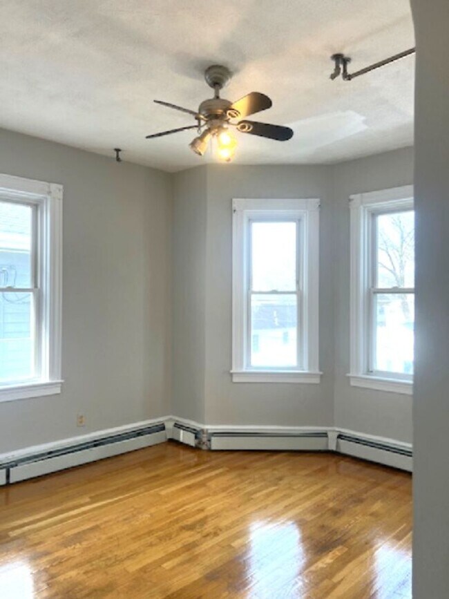 Building Photo - 35 Gloucester St