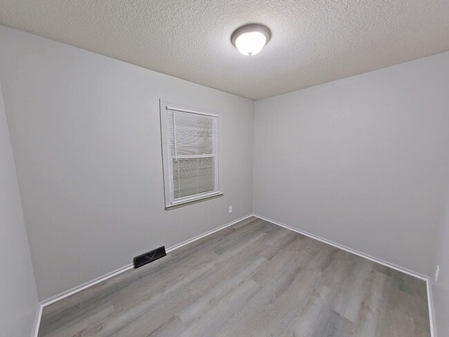 Building Photo - Lovely 3 bedroom/1.5 bath home with one car garage and finished basement.