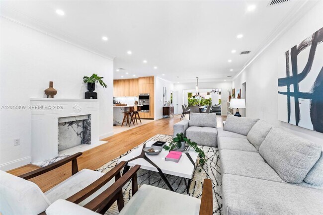 Building Photo - 6145 La Gorce Dr