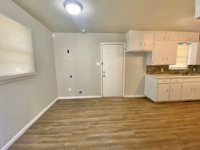 Building Photo - 3 bed 1 bath now available