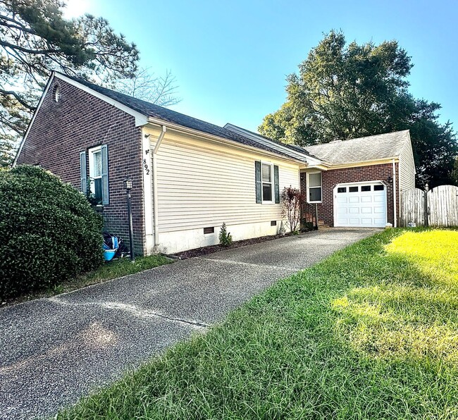 Building Photo - Spacious single family home on corner lot