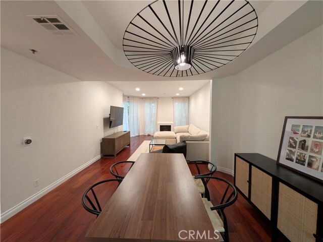 Building Photo - 585 N Rossmore Ave