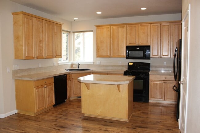 Building Photo - Westside Bend Home Near Old Mill | Spacious Layout & Fenced Yard