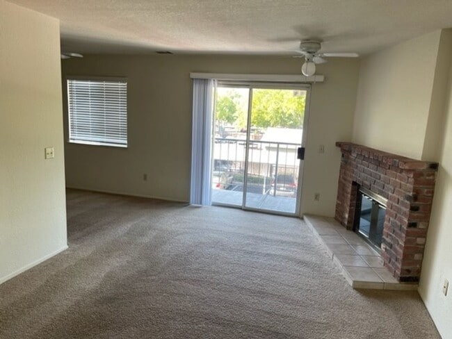 Building Photo - Spacious Orangevale condo that is clean, quite, and private.