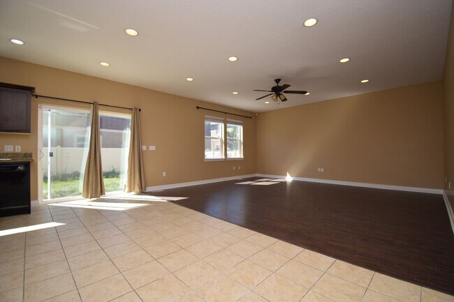 Building Photo - 5 Bed 3.5 Bath House next to TopGolf!!!