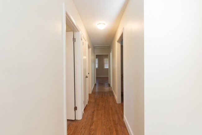 Building Photo - Gorgeous Three Bedroom Home!