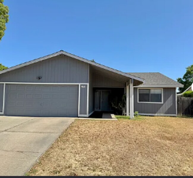 Building Photo - Private Backyard Enjoyment!